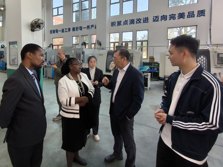 2.1代表团参观精密加工中心.jpg